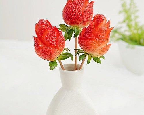 草莓玫瑰花的做法 教你1分钟把草莓变成玫瑰