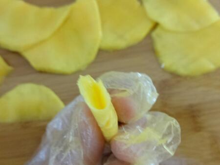 超简单的芒果玫瑰花做法  养眼的餐后水果拼盘