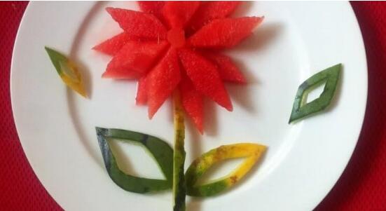 超简单的水果拼盘做法步骤  吸人眼球的西瓜小花图片