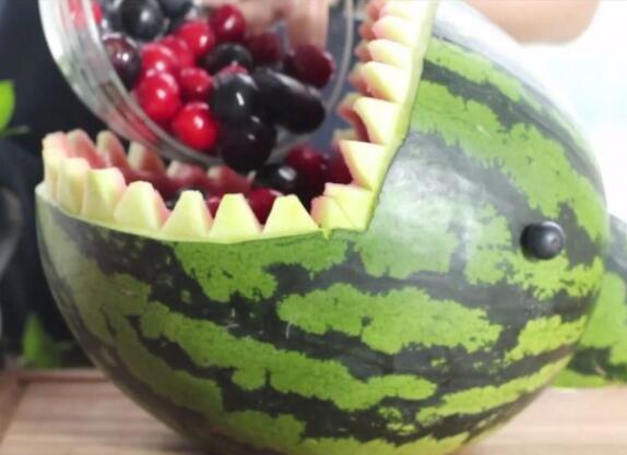 创意水果拼盘 大嘴巴的西瓜鲨鱼（详细做法步骤）