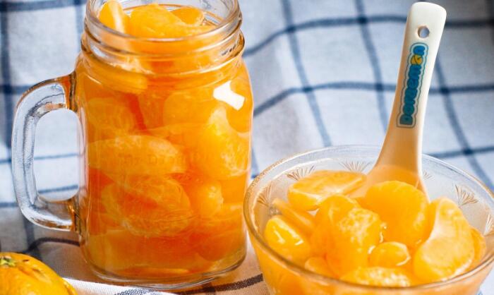 轻轻剥皮的橘子图片 鲜嫩多汁简直不要太好吃了