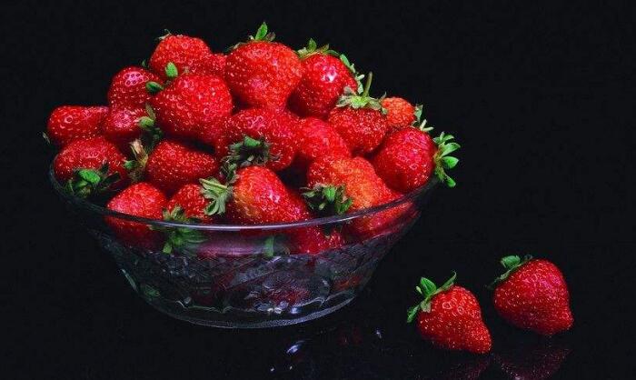 草莓吃多了会怎么样？吃草莓的时候这些细节不容忽视