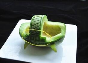 轻松雕刻新式水果盘 香瓜乌龟船水果盘做法步骤图