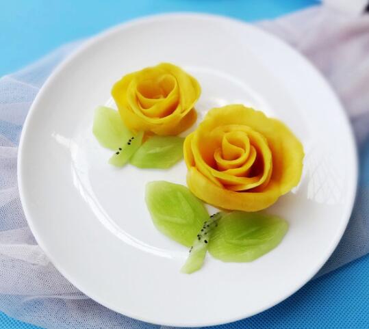 超简单的芒果玫瑰花做法  养眼的餐后水果拼盘