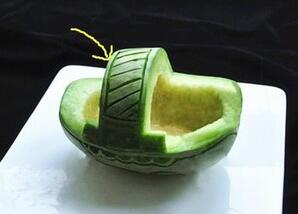 轻松雕刻新式水果盘 香瓜乌龟船水果盘做法步骤图
