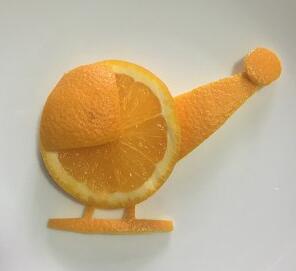 教你用橙子做架直升机  水果拼盘直升机的做法