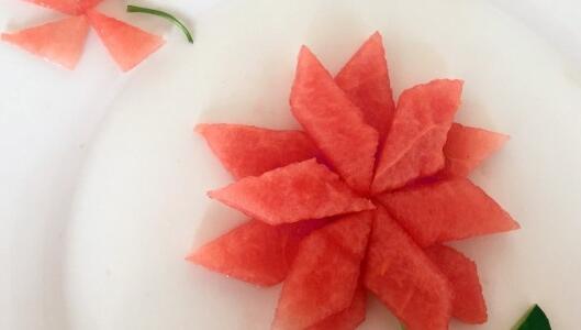 超简单的水果拼盘做法步骤  吸人眼球的西瓜小花图片