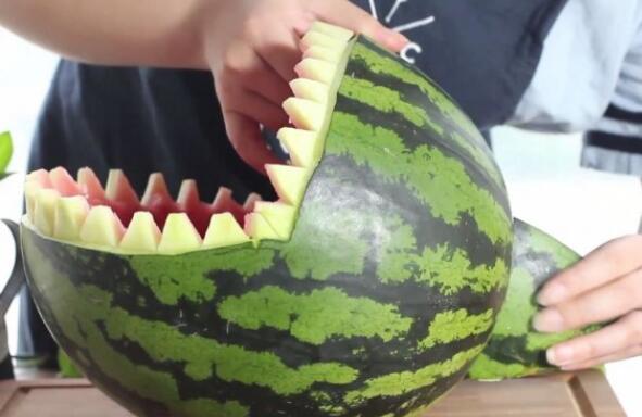 创意水果拼盘 大嘴巴的西瓜鲨鱼（详细做法步骤）