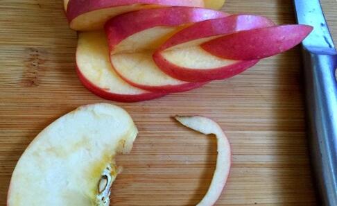天鹅湖水果拼盘的做法步骤 散发浓浓果香的苹果天鹅