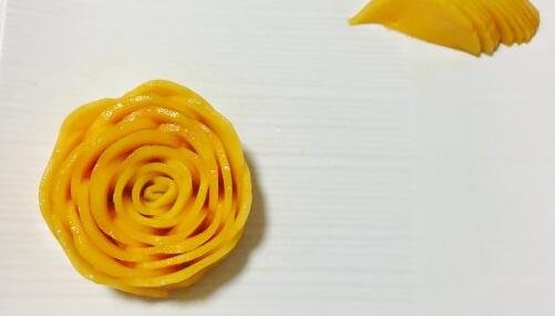 水果拼盘摆盘装饰做法 芒果玫瑰花的做法步骤图解